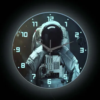 Astronautas ant Mėnulio LED Apšviestas Sieninis Laikrodis, Vaikų Kambario mokslinės Fantastikos Meno Visatos Planetos Kosmonautas Sieninis Laikrodis Švyti Tamsoje
